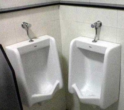 Funny_picture_of_two_urinals_next_to_eac